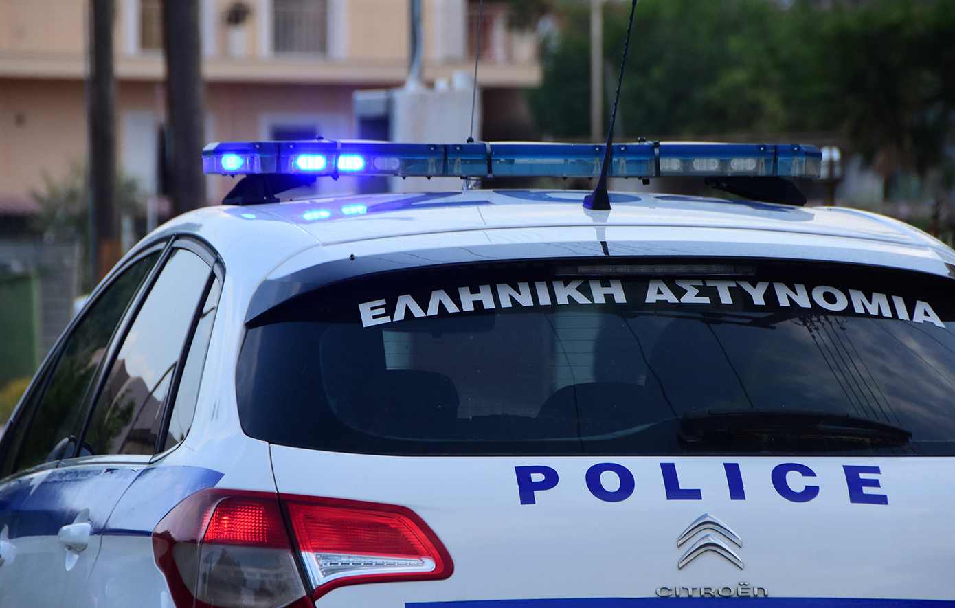 Επεισοδιακή καταδίωξη στη Θεσσαλονίκη &#8211; Εγκλωβίστηκε στην κίνηση και εμβόλισε περιπολικό για να διαφύγει