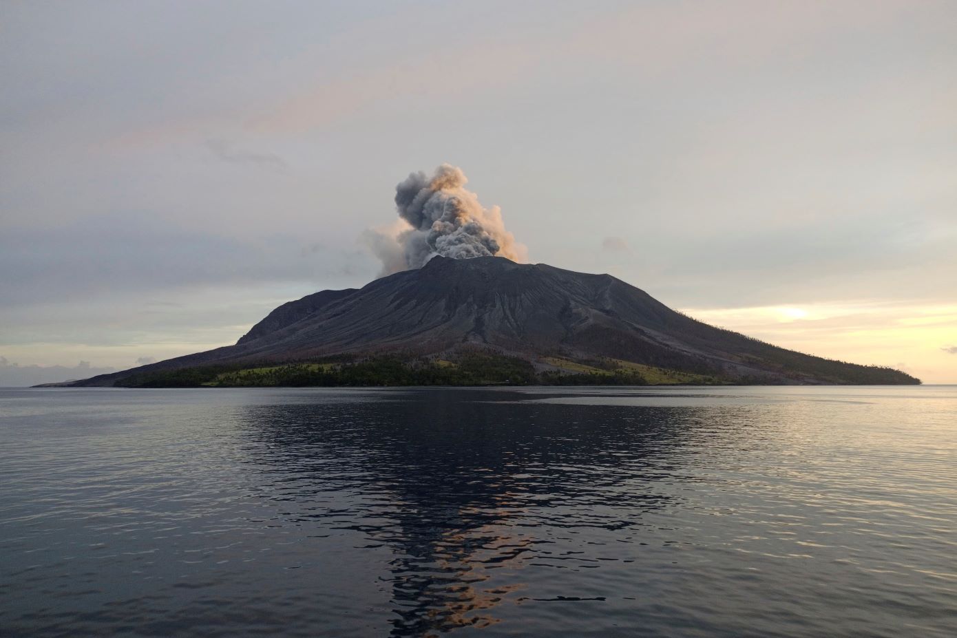Νέα έκρηξη του ηφαιστείου Ρουάνγκ στην Ινδονησία &#8211; Προειδοποιήσεις «κινδύνου εκτόξευσης πυρακτωμένων βράχων και τσουνάμι»