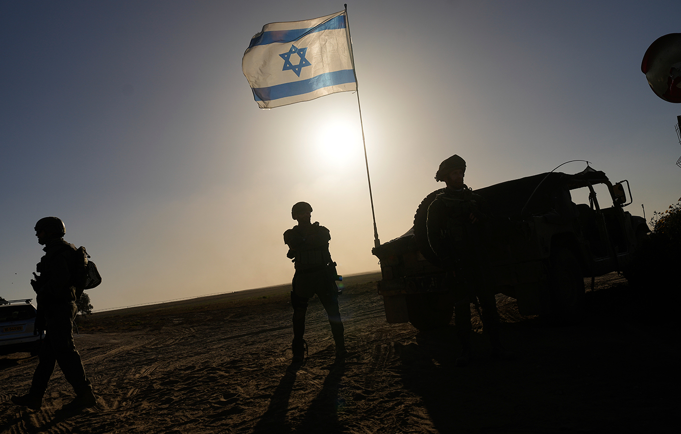 Ειρηνιστές του Ισραήλ προστατεύουν οχηματοπομπή με βοήθεια για τη Λωρίδα της Γάζας