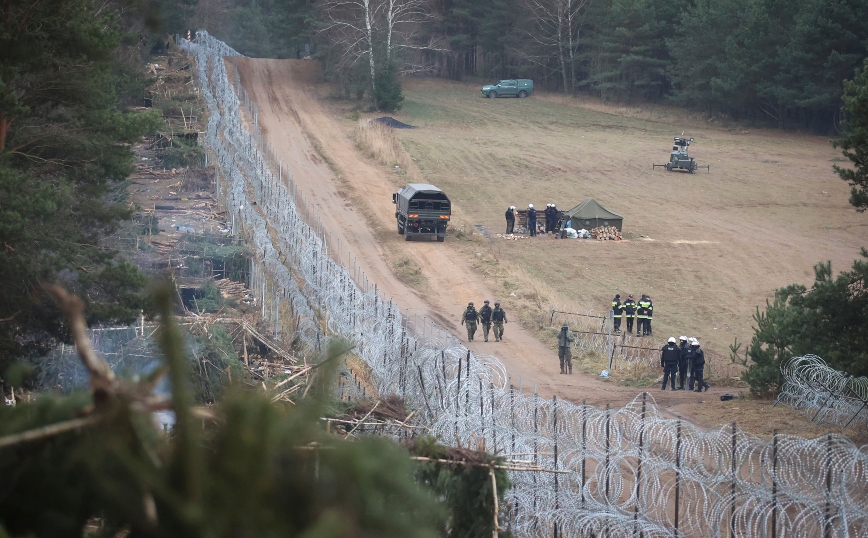 Η Λετονία κλείνει συνοριακό πέρασμα με τη Λευκορωσία &#8211; Μεγαλώνει το μεταναστευτικό ρεύμα
