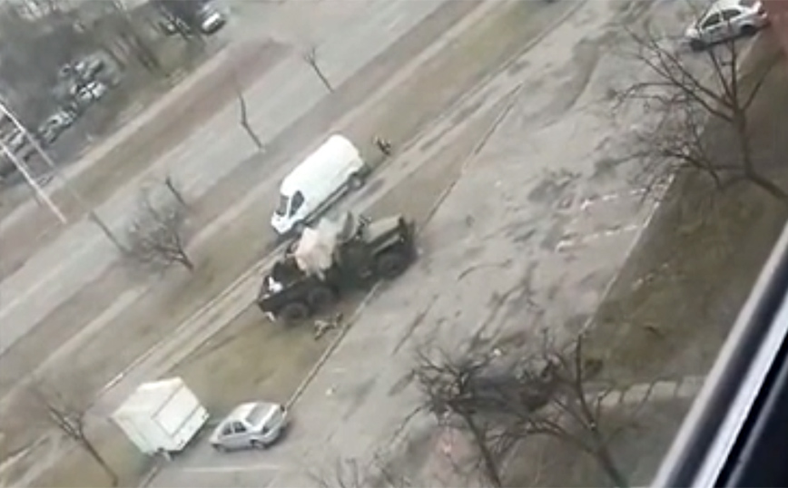 Πόλεμος στην Ουκρανία: Βίντεο με συμπλοκή σε προάστιο του Κιέβου &#8211; Άνοιξαν πυρ κατά φορτηγού που μετέφερε πολυβόλο