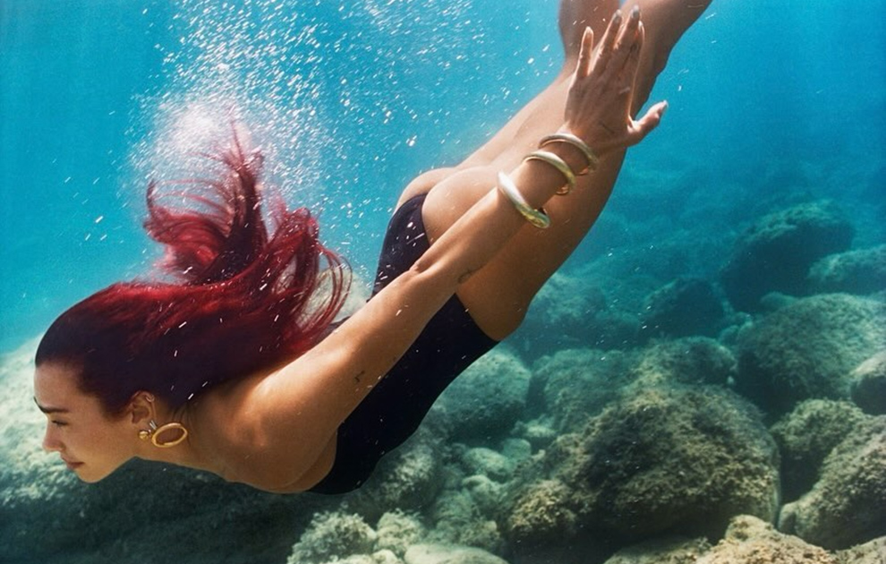 Οι υποβρύχιες λήψεις τις Dua Lipa: «Πρέπει να βουτήξεις σε βαθιά νερά για να βρεις τον εαυτό σου»