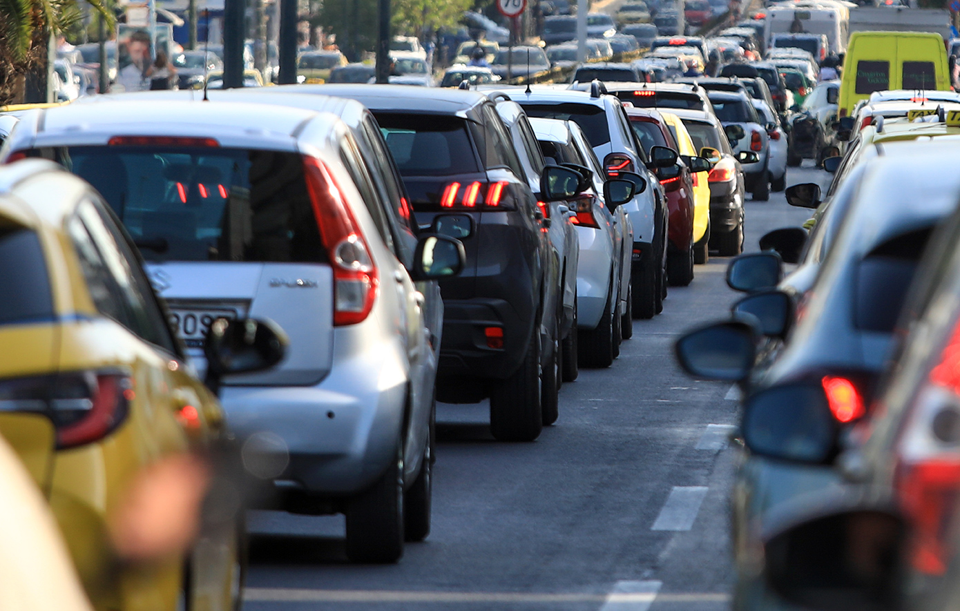Κίνηση τώρα: Ανατροπή οχήματος στην Πέτρου Ράλλη, ο χάρτης με την κατάσταση στους δρόμους