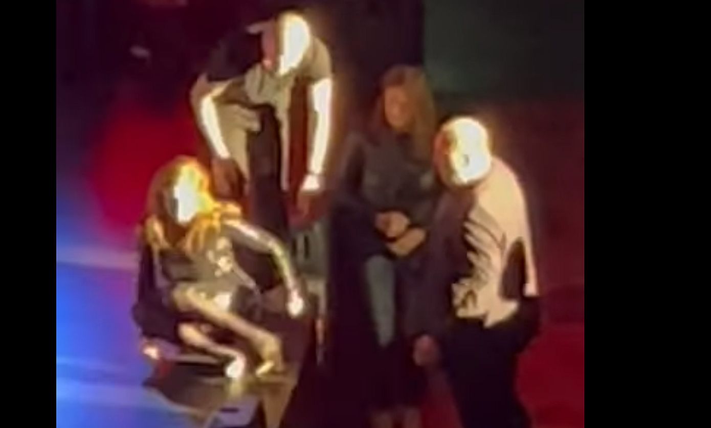 Η Βίκυ Λέανδρος έπεσε από τη σκηνή κατά τη διάρκεια συναυλίας της στη Γερμανία