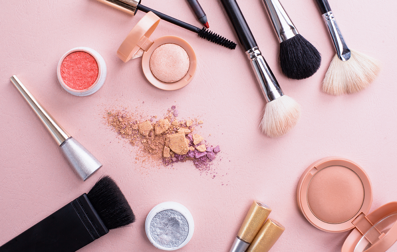 Τα 8 εργαλεία μακιγιάζ που πρέπει να έχουμε στο νεσεσέρ μας, σύμφωνα με τους makeup artists