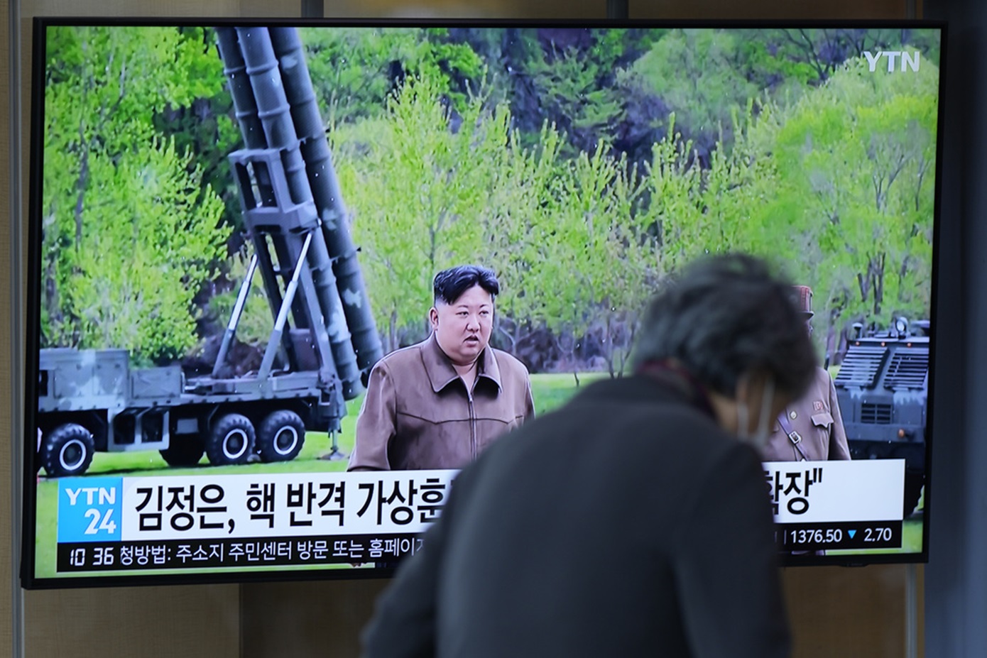 Ο βορειοκορεάτης ηγέτης Κιμ Γιονγκ Ουν επιθεώρησε συστήματα πολλαπλών εκτοξευτών πυραύλων