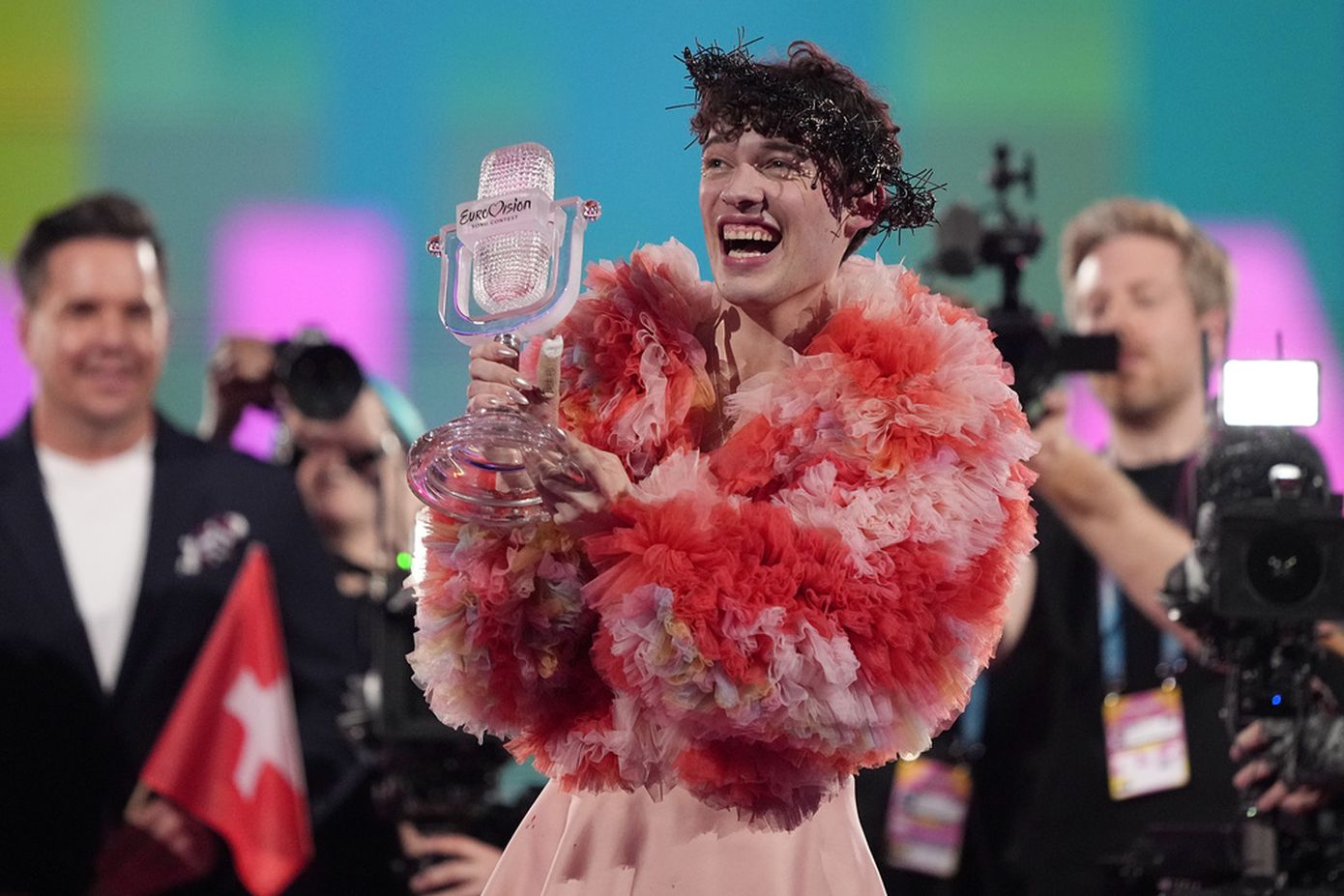 Eurovision 2024: Ο νικητής από την Ελβετία έσπασε το τρόπαιο και έστειλε μήνυμα για τα non binary άτομα