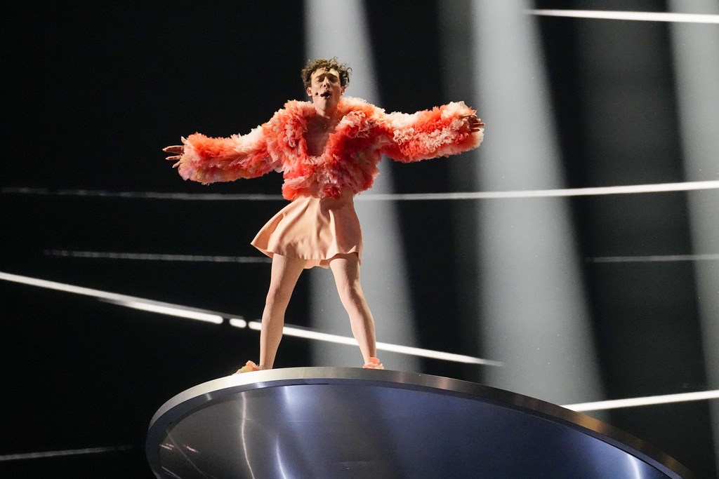 Eurovision 2024: Έκλεψε τις εντυπώσεις το Nemo με την ανατρεπτική του εμφάνιση