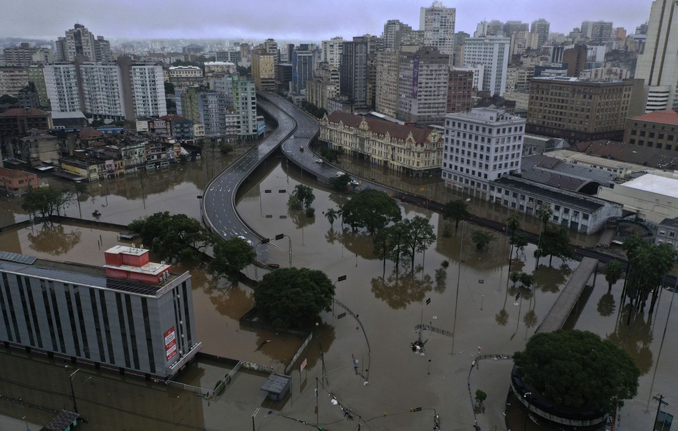 Τους 143 έφτασαν οι νεκροί από τις σφοδρές βροχοπτώσεις και τις πλημμύρες στη Βραζιλία