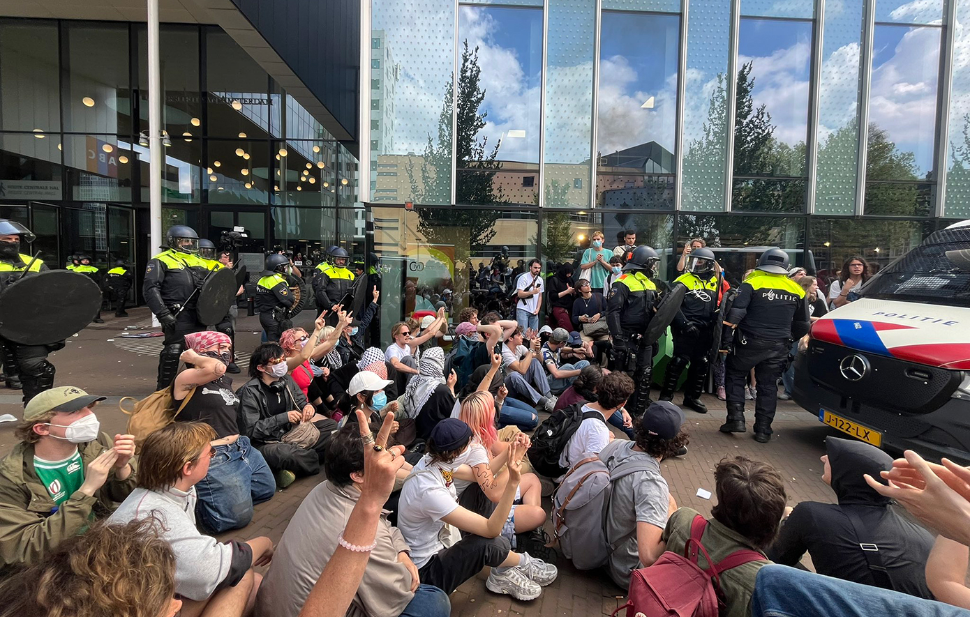 Ολλανδία: Φιλοπαλαιστίνιοι διαδηλωτές κατέλαβαν πανεπιστημιακά κτίρια &#8211;  Επέμβαση της αστυνομίας
