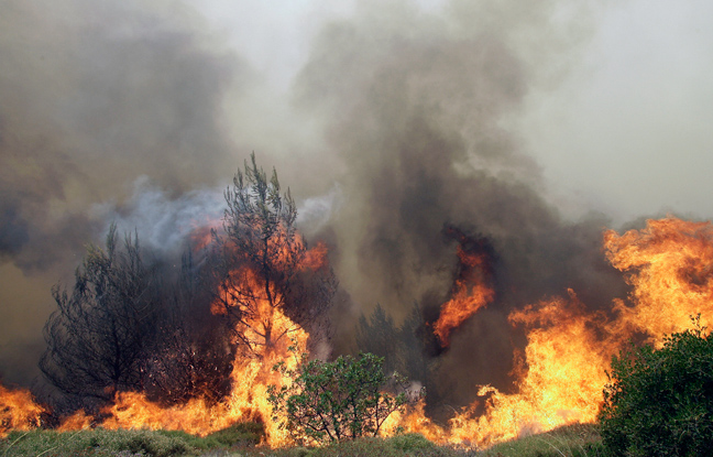 Υπό μερικό έλεγχο οι φωτιές σε Καστρίτσι και Πλατάνι