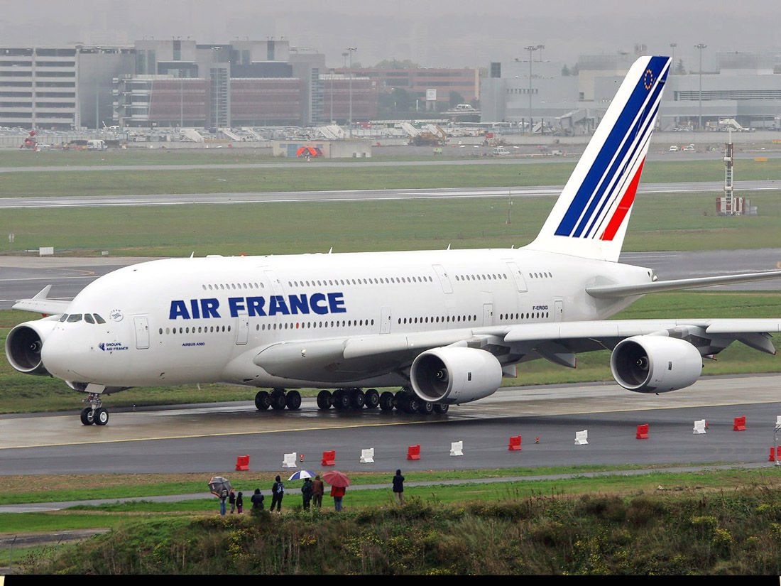 Air France-KLM: Οι επιθέσεις στη Γαλλία πλήττουν τα έσοδα
