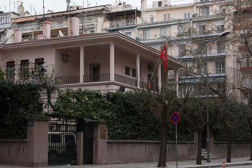 Mολότοφ τα ξημερώματα έξω από το Τουρκικό Προξενείο στη Θεσσαλονίκη