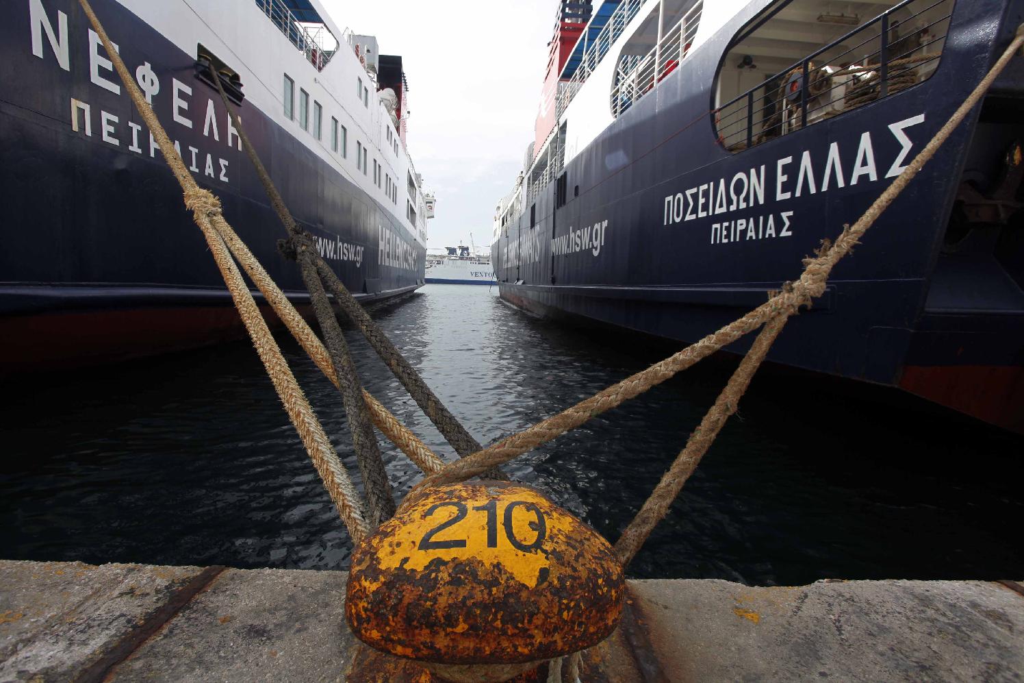 Συνεχίζεται η απεργία των εργαζομένων στα λιμάνια του Πειραιά και της Θεσσαλονίκης