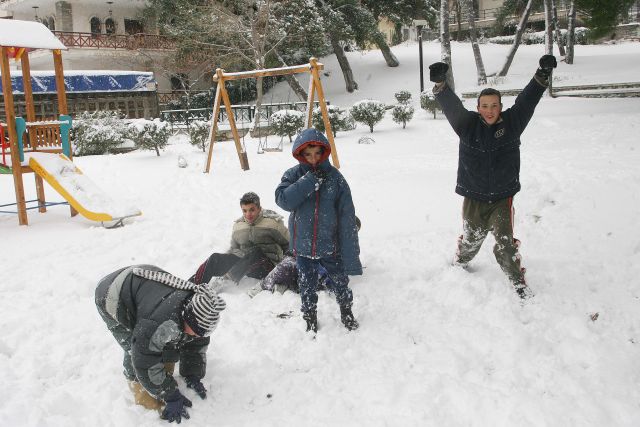 Τα χιόνια κρατούν τους μαθητές στο σπίτι