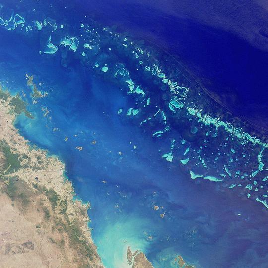 «Βουτιά» στο Μεγάλο Κοραλλιογενή Ύφαλο από τα 35.000 πόδια