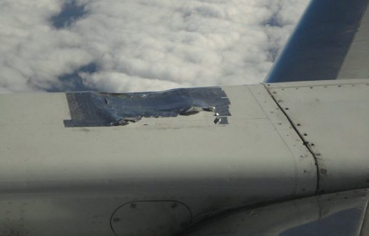 «Μπάλωσαν» το φτερό του αεροπλάνου με ταινία