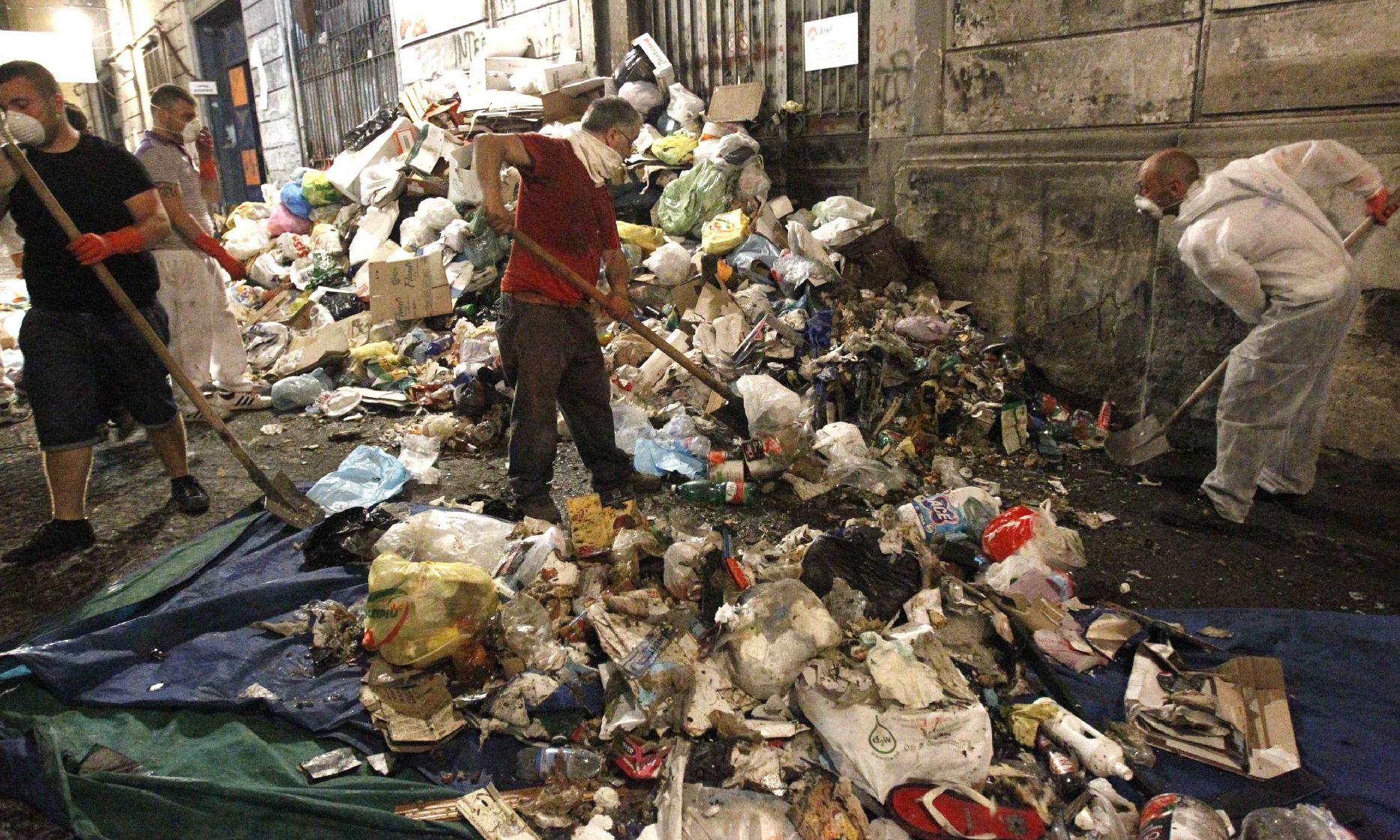 Τα σκουπίδια πνίγουν τη Νάπολη