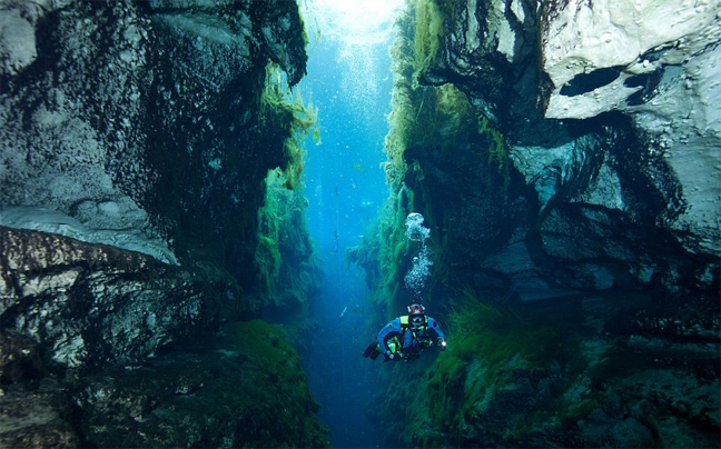 Επιβλητικό υποβρύχιο σπήλαιο