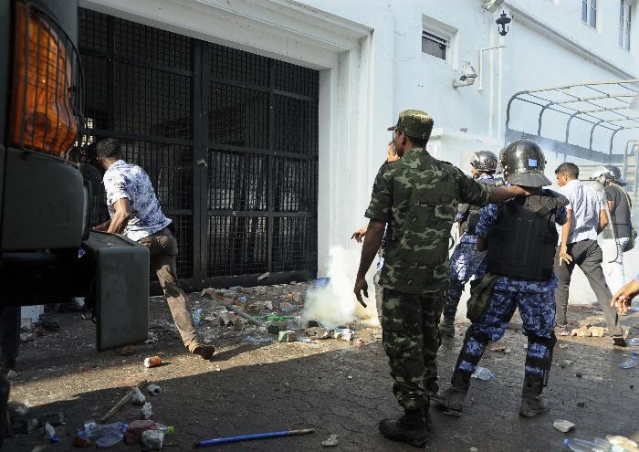 Συγκρούσεις και δακρυγόνα στις Μαλδίβες