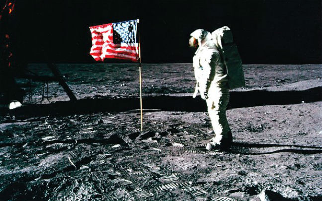 Παραμένουν όρθιες οι αμερικανικές σημαίες στη Σελήνη