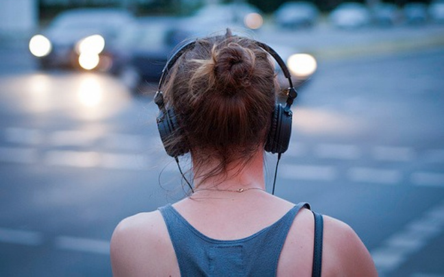 Ένας στους οκτώ νέους έχει προβλήματα ακοής λόγω ακουστικών