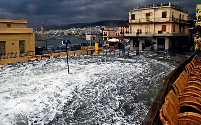 Η θάλασσα στο Ρέθυμνο βρήκε στη στεριά