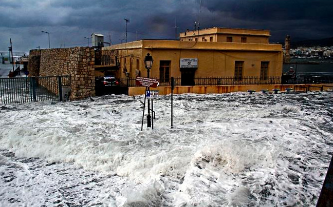 Η θάλασσα στο Ρέθυμνο βρήκε στη στεριά