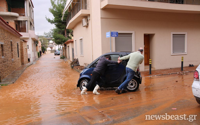 Εικόνες καταστροφής από τις πλημμύρες στη Μάνδρα