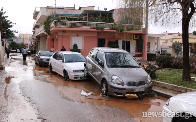 Εικόνες καταστροφής από τις πλημμύρες στη Μάνδρα