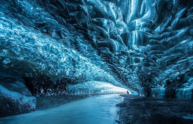 Στις κρυστάλλινες σπηλιές της Ισλανδίας