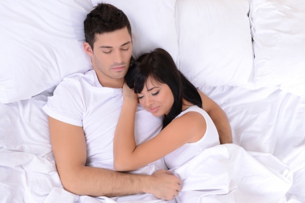 Σκέψεις αντρών την πρώτη φορά που μοιράζονται το κρεβάτι τους