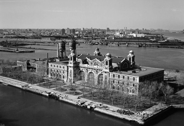 Η ιστορία του Ellis Island που πρόσφερε το διαβατήριο για τη «γη της επαγγελίας»