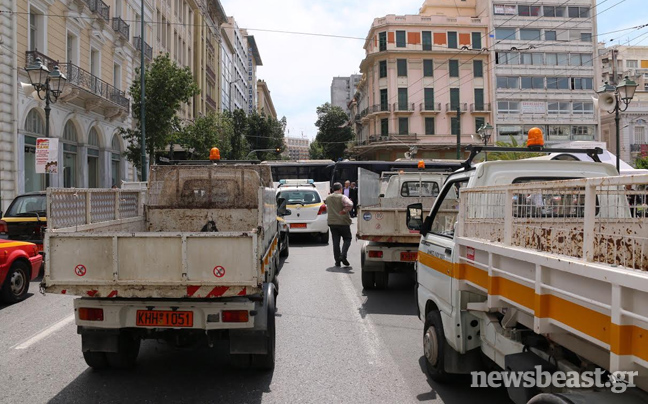 Κλούβες έφραξαν τον δρόμο σε οχήματα των δήμων