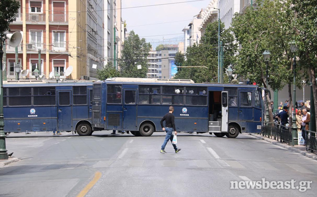 Κλούβες έφραξαν τον δρόμο σε οχήματα των δήμων