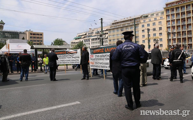 Κλούβες έφραξαν τον δρόμο σε οχήματα των δήμων