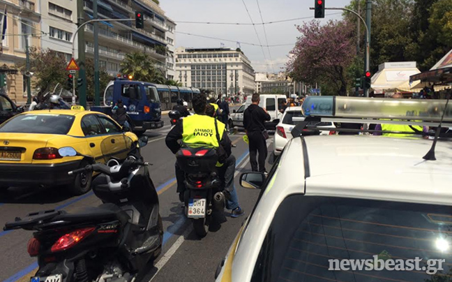 Κλούβες έφραξαν τον δρόμο σε οχήματα των δήμων