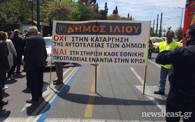 Κλούβες έφραξαν τον δρόμο σε οχήματα των δήμων