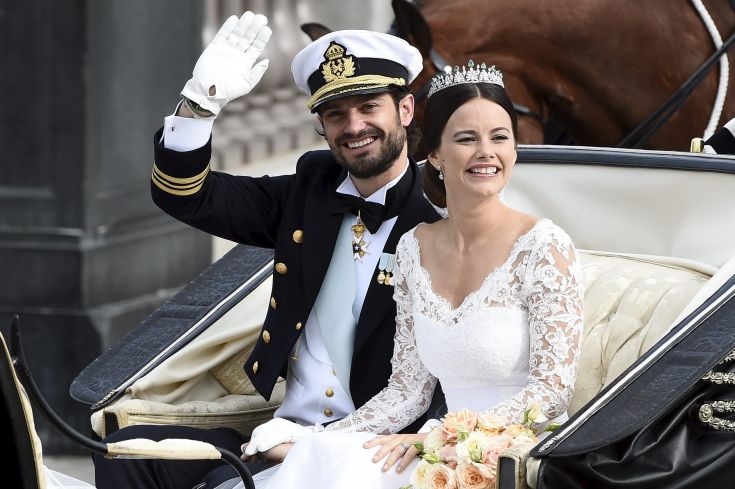 Swedish Prince Carl Philip and Sofia Hellqvist smile in the carriage during their wedding in the Royal Chapel in Stockholm, Sweden, June 13, 2015. REUTERS/Mikael Fritzon/TT News Agency   ATTENTION EDITORS - THIS IMAGE WAS PROVIDED BY A THIRD PARTY. THIS PICTURE IS DISTRIBUTED EXACTLY AS RECEIVED BY REUTERS, AS A SERVICE TO CLIENTS. SWEDEN OUT. NO COMMERCIAL OR EDITORIAL SALES IN SWEDEN.