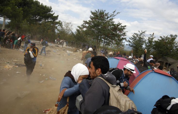 «Μπλοκαρισμένοι» εκατοντάδες πρόσφυγες στην Ειδομένη