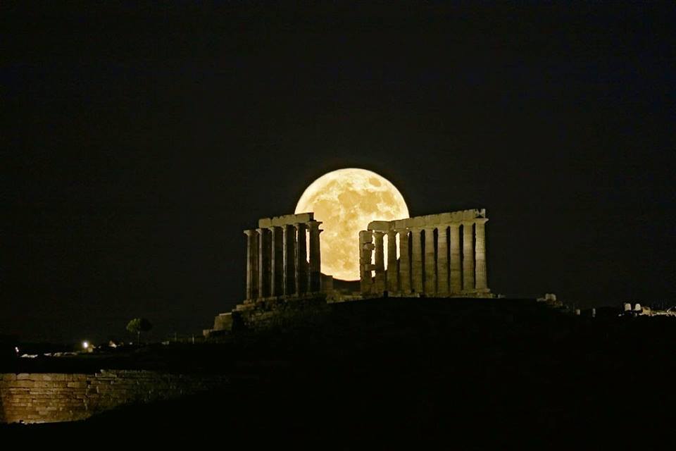 Φαντασμαγορικό ελληνικό φεγγάρι