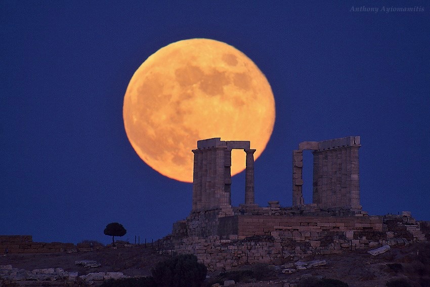 Φαντασμαγορικό ελληνικό φεγγάρι