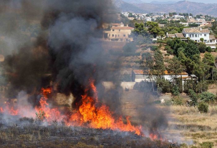 Ανεφοδιασμός πυροσβεστικού ελικοπτέρου από πισίνα