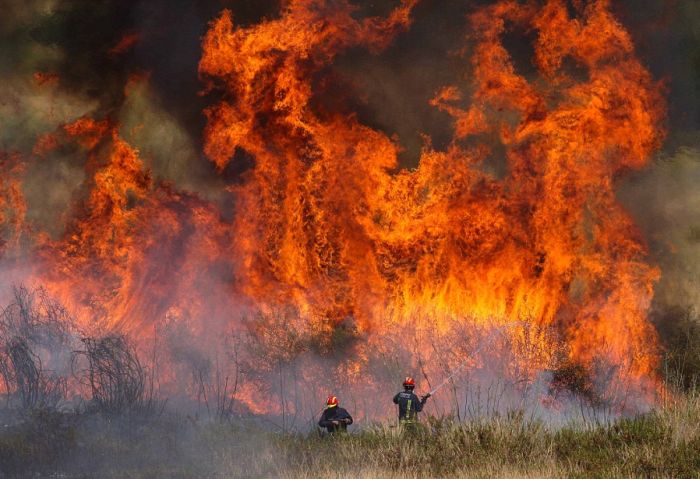 Ανεφοδιασμός πυροσβεστικού ελικοπτέρου από πισίνα