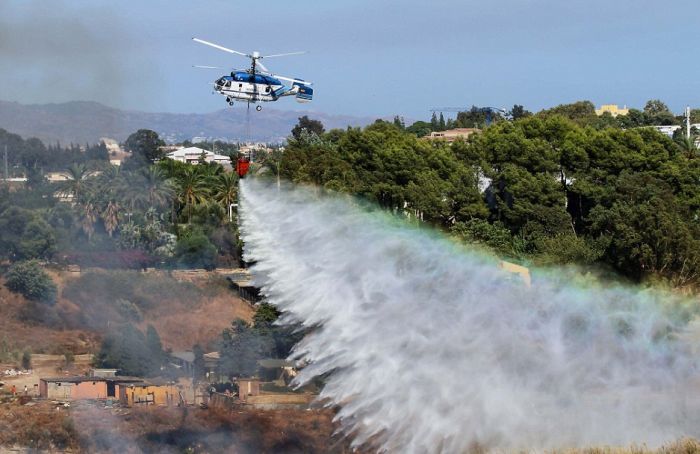 Ανεφοδιασμός πυροσβεστικού ελικοπτέρου από πισίνα