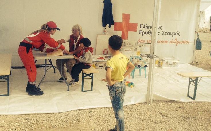Χιλιάδες πρόσφυγες στις ιατρικές σκηνές του Ερυθρού Σταυρού στην Ειδομένη