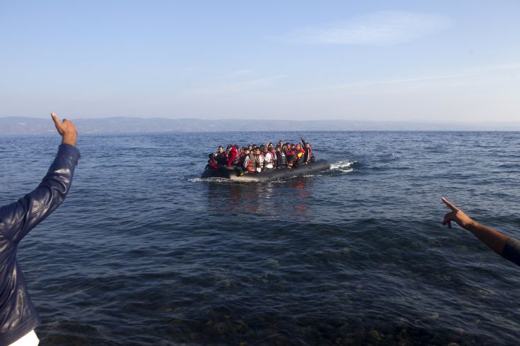 Refugees and migrants arrive on an overcrowded dinghy on the Greek island of Lesbos, after crossing a part of the Aegean Sea from the Turkish coast, October 4, 2015. Refugee and migrant arrivals to Greece this year will soon reach 400,000, according to the UN Refugee Agency (UNHCR). REUTERS/Dimitris Michalakis