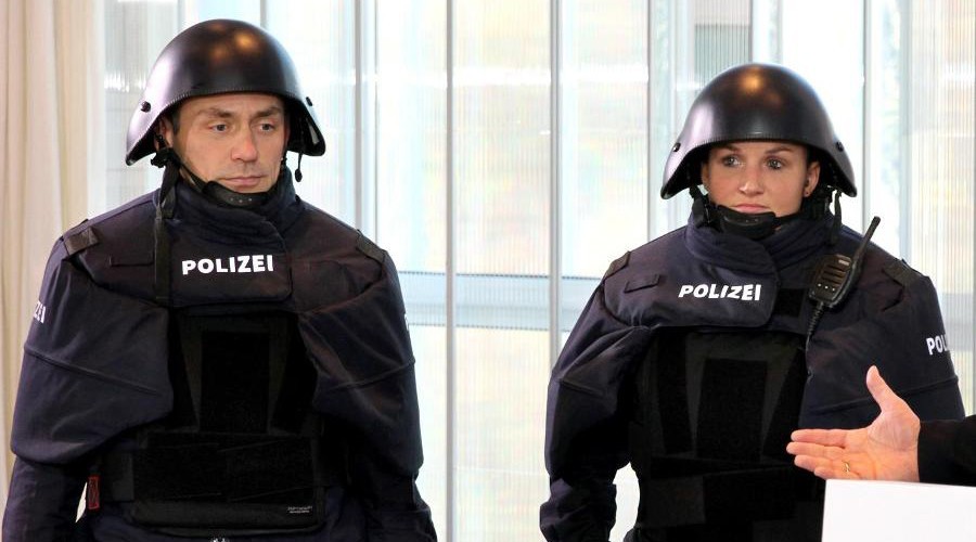 Γέλιο στα social media για τις νέες αστυνομικές στολές της Βαυαρίας