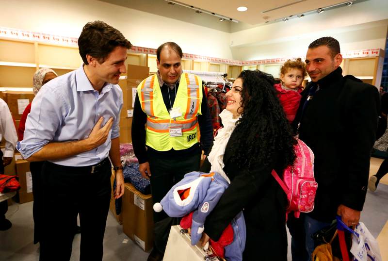 Ο καναδός πρωθυπουργός υποδέχθηκε τους πρόσφυγες με χαμόγελο και μια αγκαλιά
