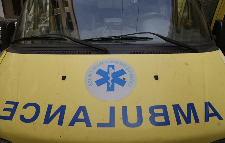 Ο δήμαρχος Δεσκάτης έγινε οδηγός ασθενοφόρου για να μεταφέρει νεαρό στο νοσοκομείο